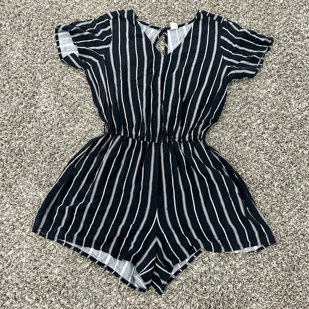 ☀️3/$15 Old Navy Black Romper